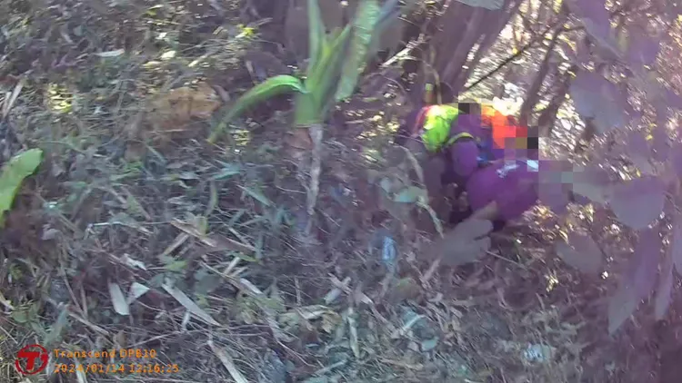 重機騎士摔落阿婆灣邊坡傷重不治。翻攝畫面