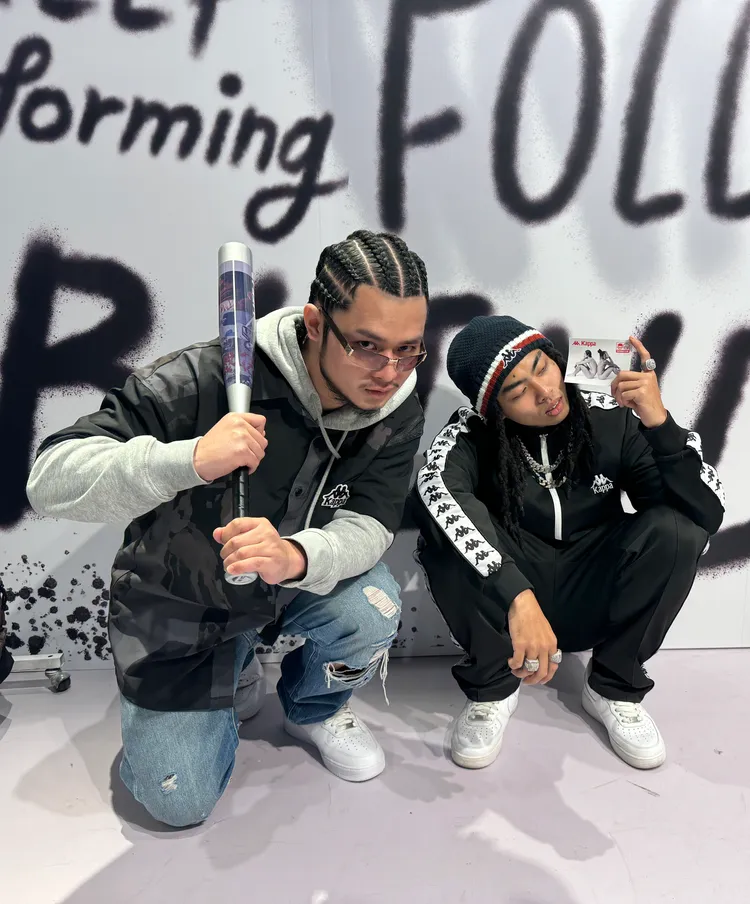 「Asiaboy禁藥王& Lizi 栗⼦」分享聯名系列各自喜歡的單品。劉旻君攝