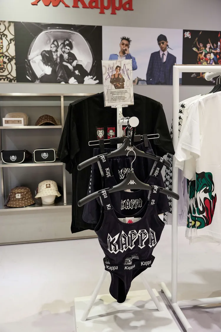 「昆娜Queena」聯名系列帶有濃厚的歌德風格。品牌提供