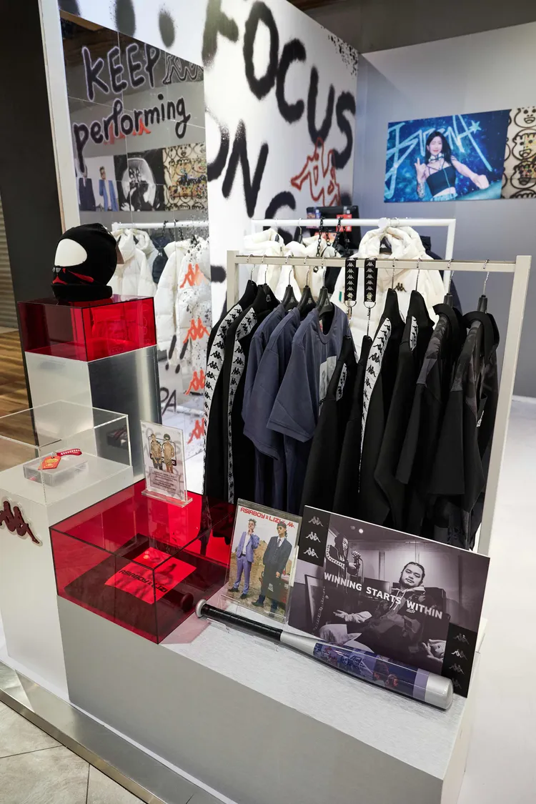 Kappa與「Asiaboy禁藥王& Lizi 栗⼦」聯名系列。品牌提供