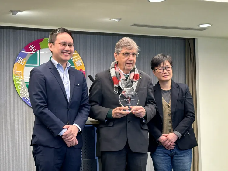 民進黨國際部主任趙怡翔（左）、彭光理與代理秘書長楊懿珊（右）合影。潘袁詩羽攝