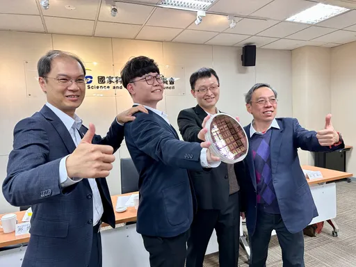 靠「光」讓記憶體、電晶體切換自如 清大、中興團隊研發新式電子元件