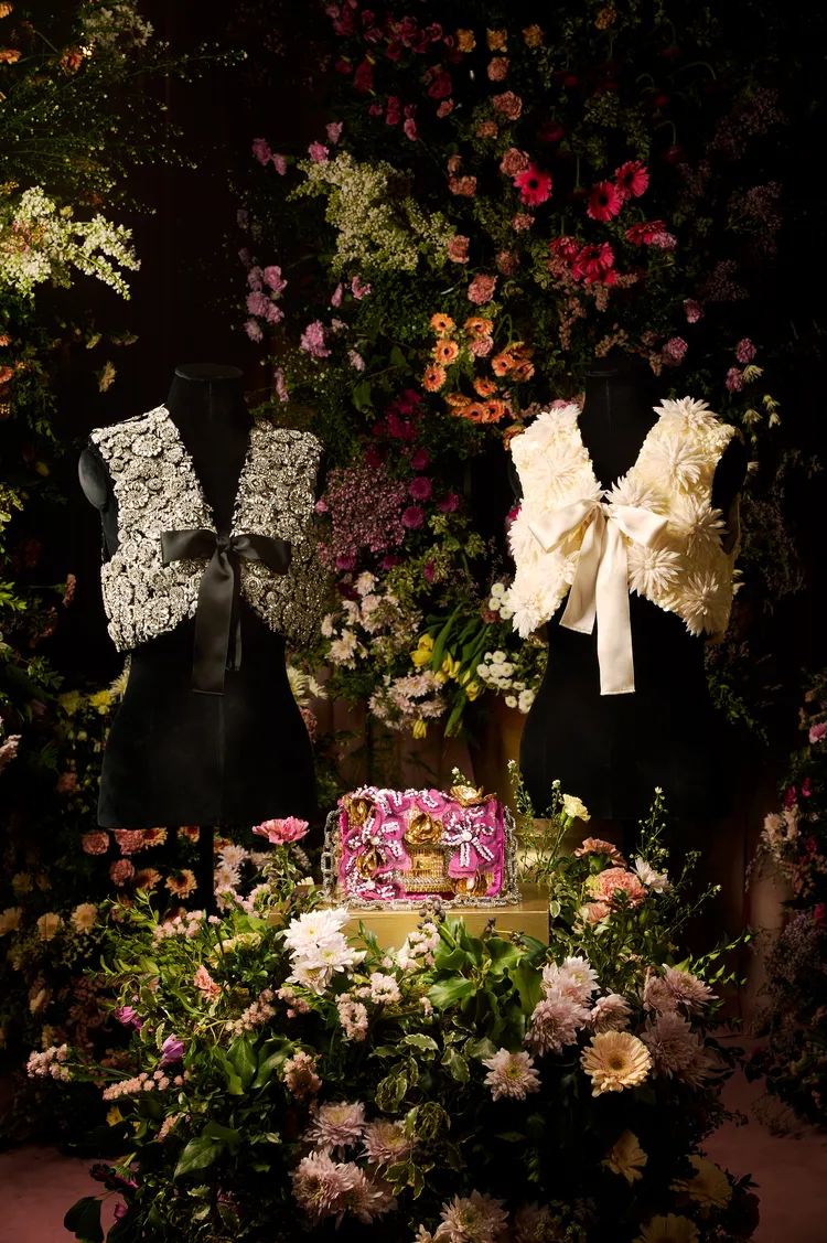 「Tremblant」 馬甲（左）在黑色天鵝絨綴滿水晶。品牌提供