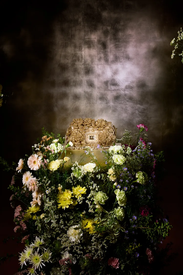 「OR, ROSE」手袋呈現出奢華的金屬美感。品牌提供