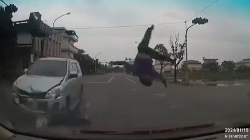 驚悚片|騎士衝出巷道被綠燈直行車撞飛 騰空旋轉重摔喪命