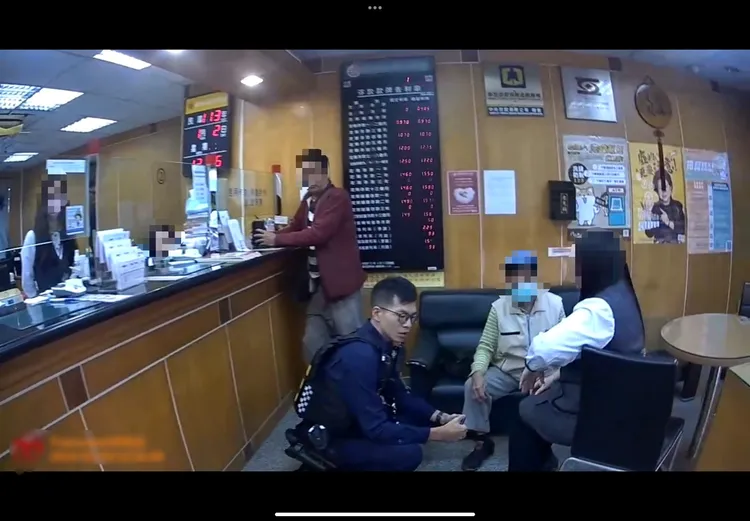 警方到場勸說老翁打消念頭。翻攝畫面