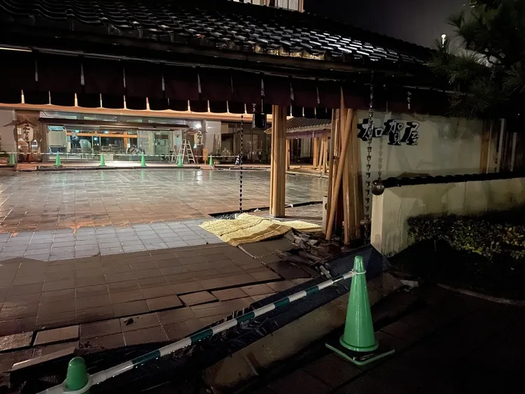 日本能登半島元旦發生規模7.6強震，位在震央附近的加賀屋溫泉損失慘重，門前出現一道巨大裂縫，從一頭延伸至另一頭，短期內恐難恢復營業。中央社