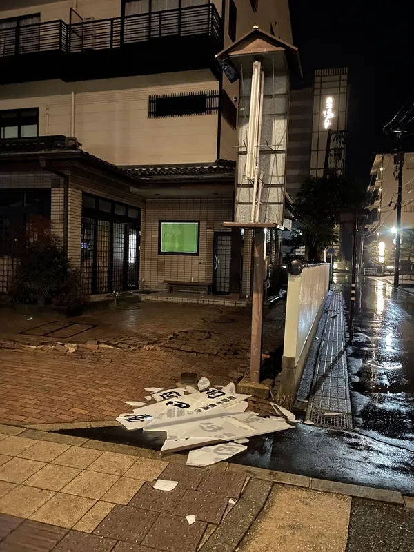 和倉溫泉鄰近能登半島南端，有數十家溫泉旅宿，形成溫泉觀光。然而，這次能登半島強震當中，這個溫泉鄉多處地面塌陷、外牆倒塌、電柱歪斜，玻璃也被震碎。中央社