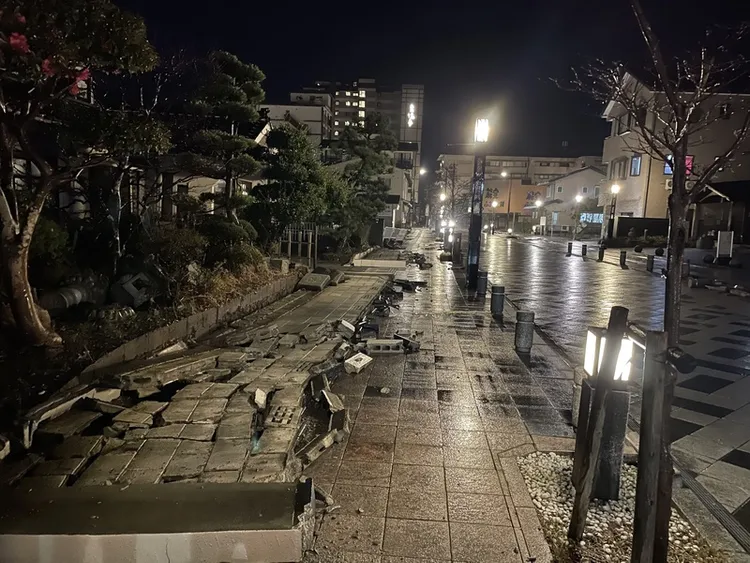 和倉溫泉鄰近能登半島南端，有數十家溫泉旅宿，形成溫泉觀光。然而，這次能登半島強震當中，這個溫泉鄉多處地面塌陷、外牆倒塌、電柱歪斜，玻璃也被震碎。中央社