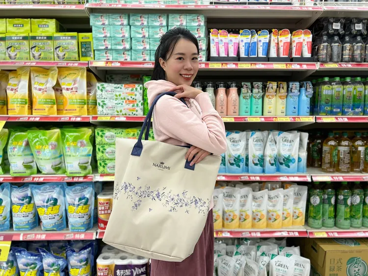愛買量販獨家推出「日本NARUMI鳴海骨瓷」經典花紋托特包限量會員加價購。業者提供