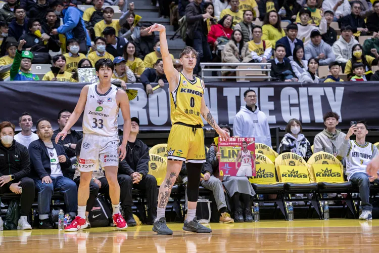 海登(中)投進新北國王第1記3分球。PLG