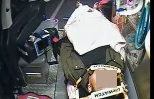 男子送醫。翻攝畫面