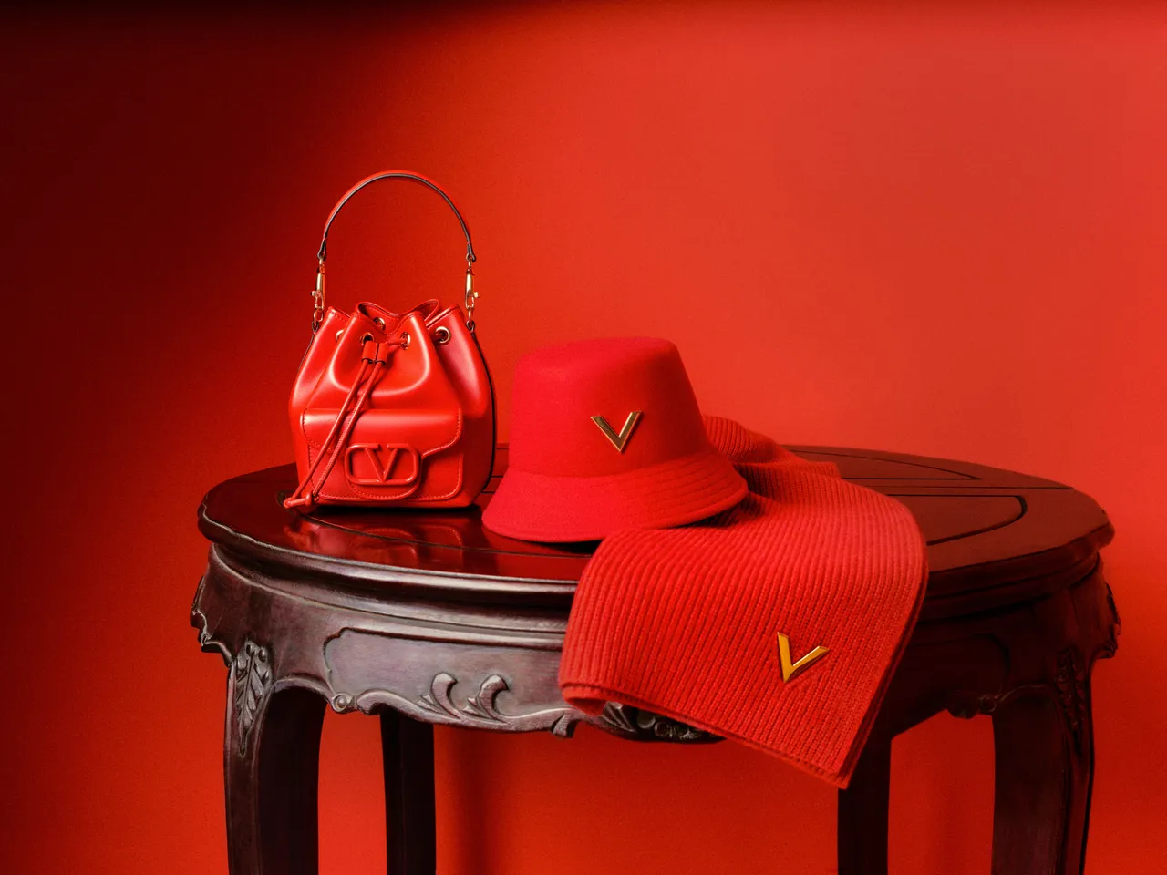 VALENTINO新春系列將經典元素披上招牌Rosso紅外衣。品牌提供