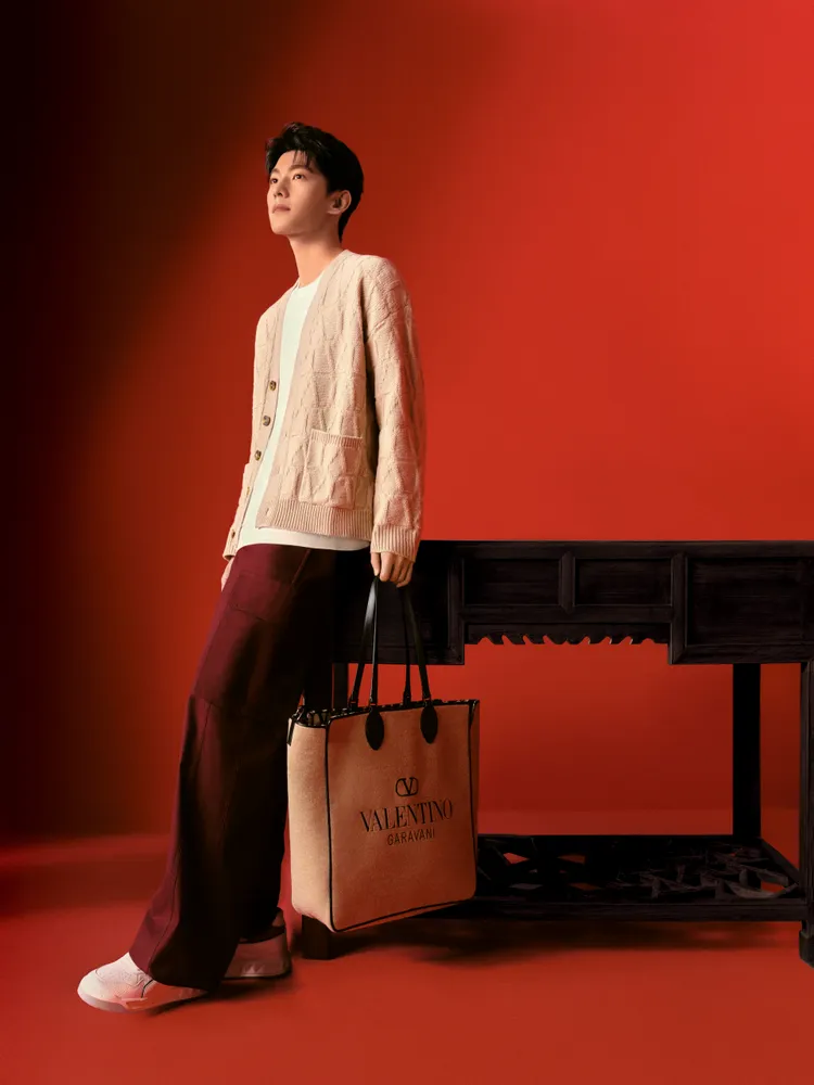 運動鞋與米色V標誌羊皮托特包的搭配優雅又愜意。品牌提供