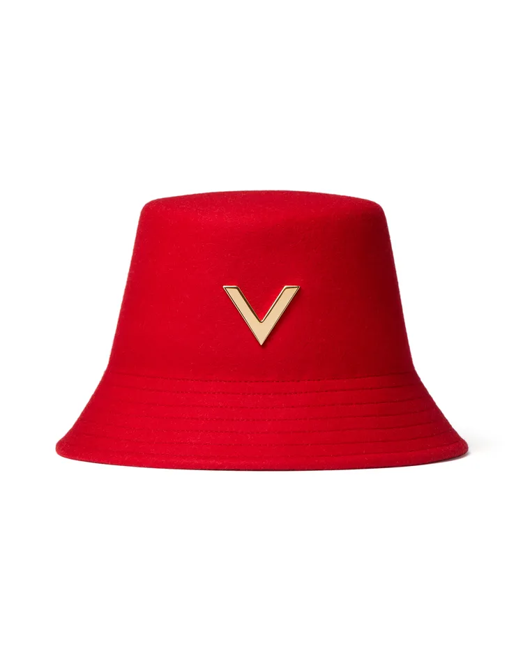 Valentino Garavani V Detail Wool Bucket Hat with Metal V Applique，3萬1800元。品牌提供