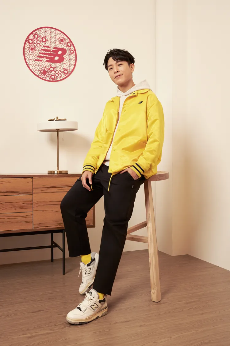 韋禮安以亮眼的NB ATHLETICS亮面風衣搭配黑灰色550。品牌提供