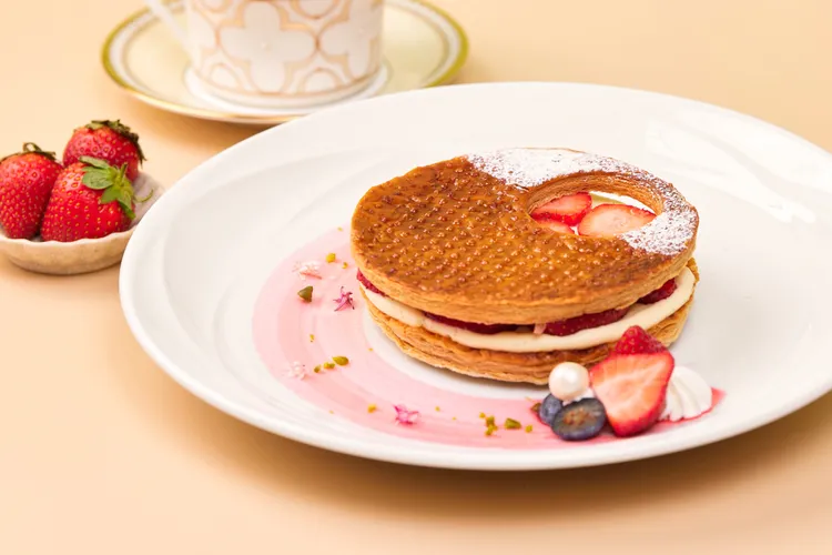 台北大廳酒廊草莓香緹千層酥。業者提供