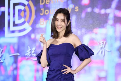曾莞婷出國「被搭訕都是閨密」　醉後到處找手機結果在脖子上