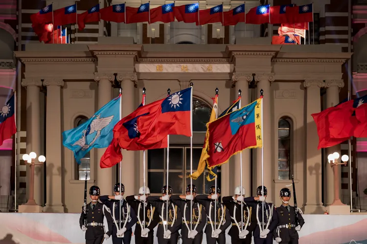 BBC指，台灣的民主對中國的統一大計是一大威脅；圖為今年元旦升旗。美聯社
