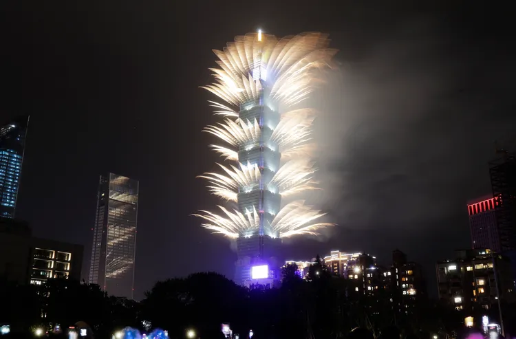 BBC指，台灣的民主對中國的統一大計是一大威脅；圖為101跨年煙火。美聯社