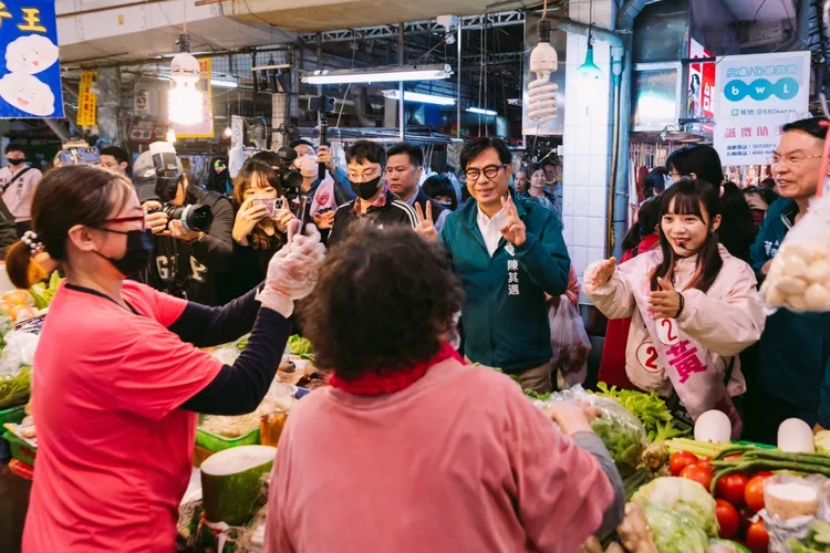 陳其邁陪同黃捷拜票。黃捷總部提供