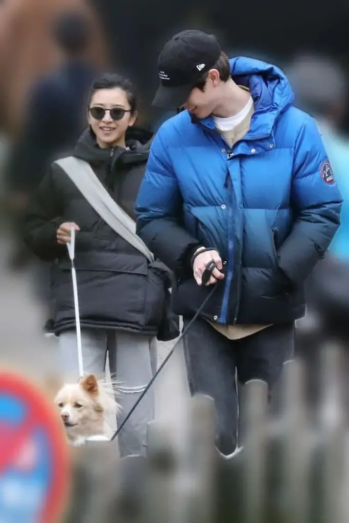 黑島結菜（左）和宮澤冰魚去年被拍到親密遛狗。翻攝《女性自身》