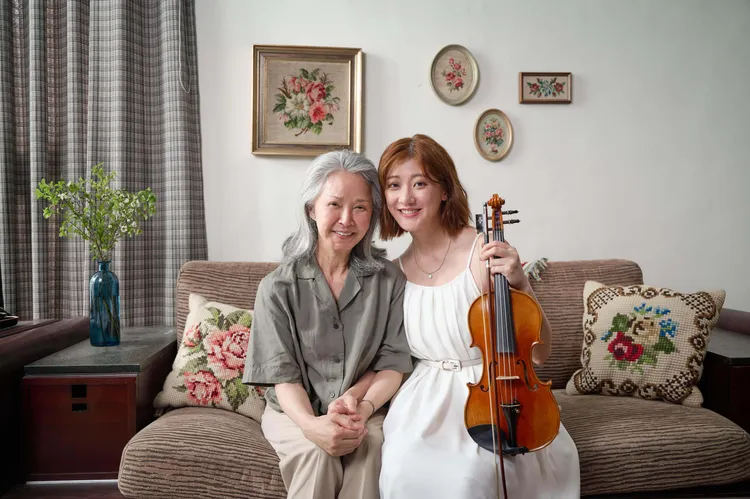 林逸欣（右）和李璇拍攝MV。鑫羽工作室提供