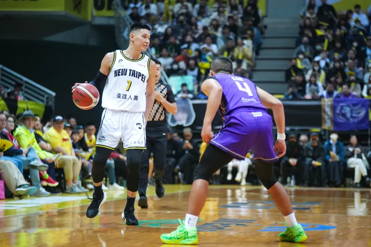 林書豪(左)月MVP5連霸遭中斷，PLG