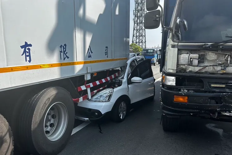 小客車追撞前方大貨車。桃園市消防局提供