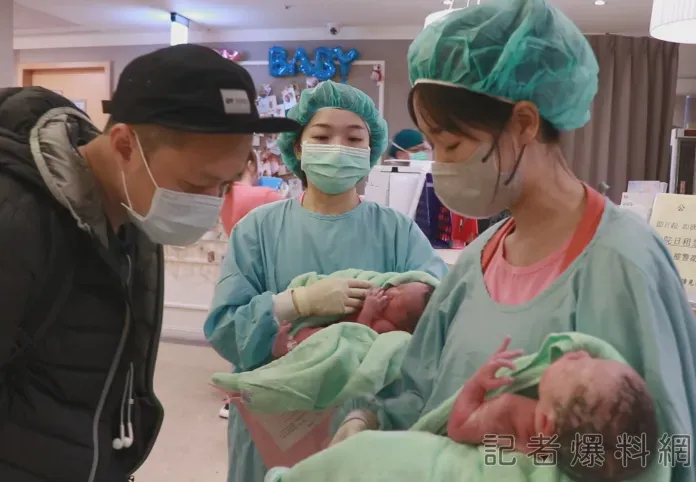 新手爸爸與龍鳳胎寶寶相見歡。翻攝自記者爆料網