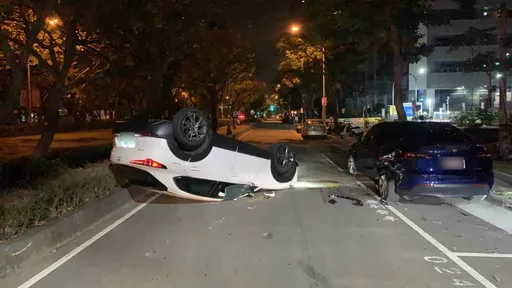 台中女吃完尾牙酒駕撞特斯拉翻車 牙齒撞斷難酒測!抽血後送辦