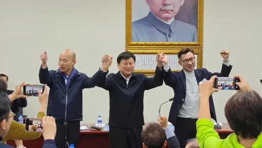 傅崐萁大逆轉! 突牽手韓國瑜、江啟臣喊:支持韓江配