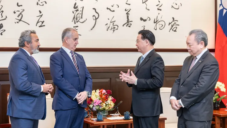 外交部長吳釗燮、駐美代表俞大㵢陪同訪賓到府晉見蔡總統。府提供