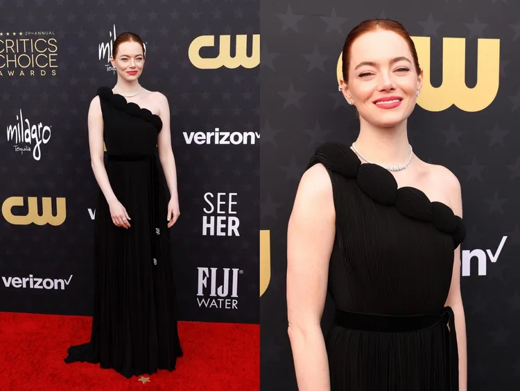 艾瑪史東身著LV訂製黑色3D立體造型領口不對襯剪裁洋裝，現身廣播影評人協會獎頒獎典禮。品牌提供