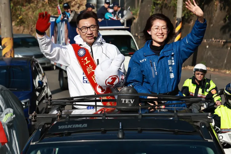 江啟臣上午車隊掃街，由競總發言人回應賄選指控，批對手出奧步。江啟臣競總提供