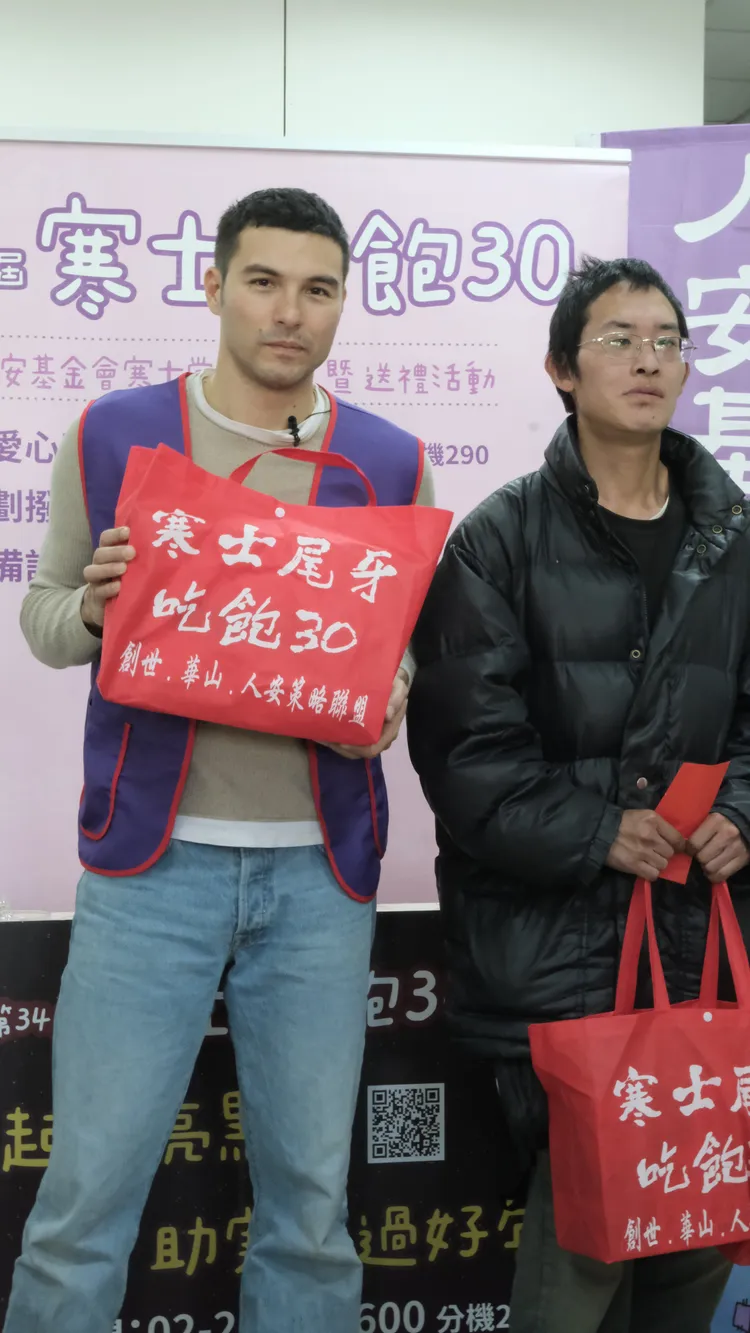 鳳小岳（左）呼籲捐款。人安提供