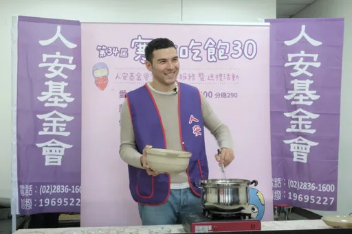 鳳小岳煮臘八粥溫暖弱勢  籲大眾支持寒士吃飽30