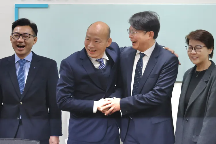 韓國瑜和江啟臣今早到民眾黨團拜會。林林攝