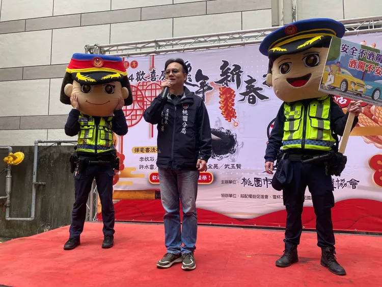警方鄰近活動場地，特地派員前來交安宣導過好年。協會提供