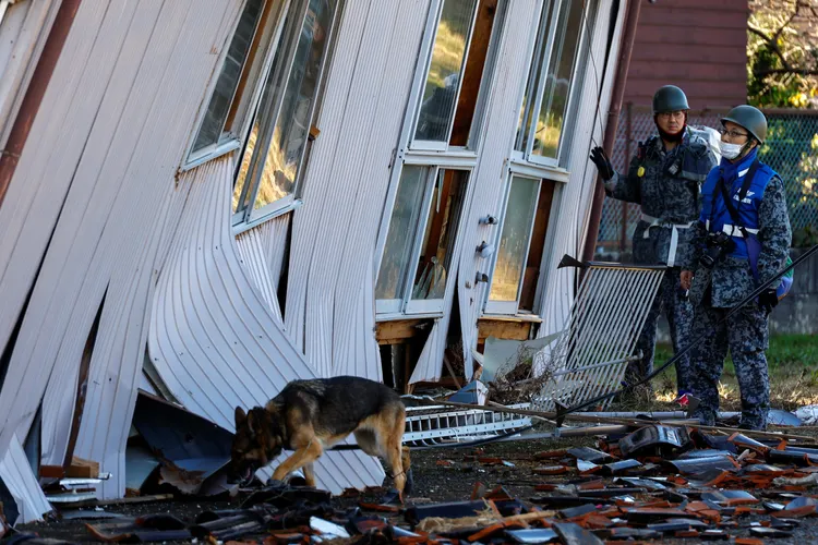 日本自衛隊成員1月5日在輪島市搜尋可能的受困者。路透社