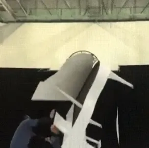 張衛健彩排演唱會，空中鋼琴突然墜落。翻攝穩不住有點慌微博