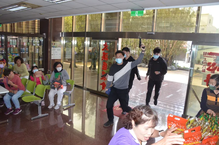 大溪警分局防搶演練逼真。大溪警分局提供