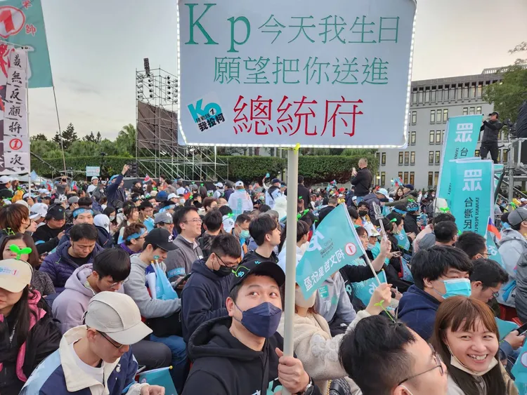 柯文哲選前之夜的凱道造勢場滿滿人潮。攝影中心