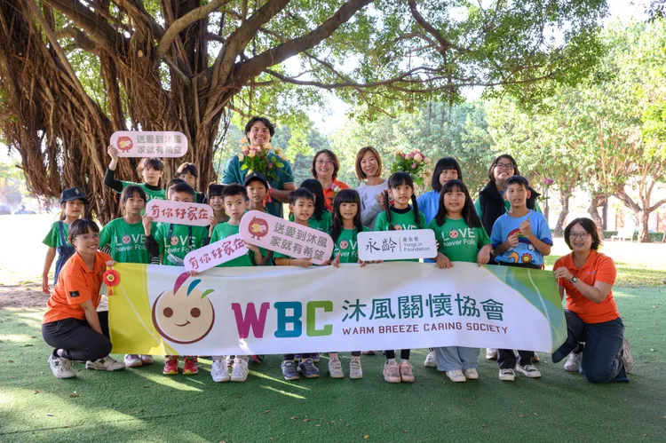 郭曉玲與張育成一同出席沐風學童課輔班。永齡基金會提供