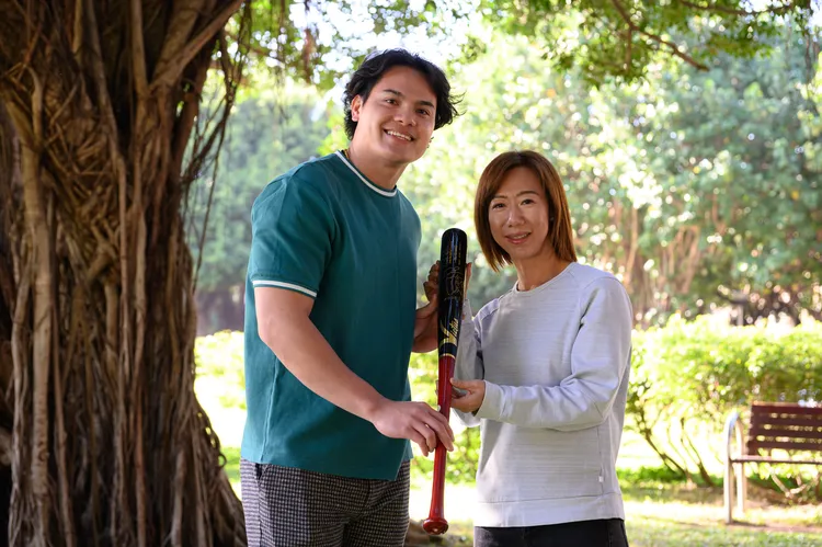 沐風公益大使張育成致贈永齡基金會簽名球棒。永齡基金會提供