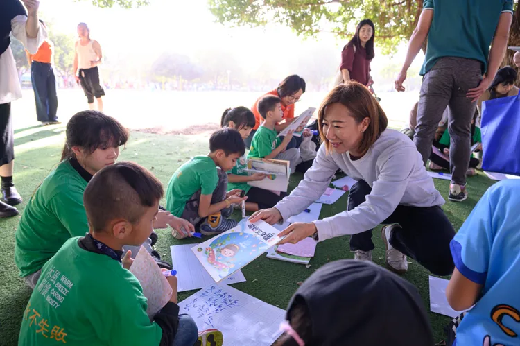 郭曉玲贈送沐風孩童永齡希望小學國語文讀本，鼓勵透過閱讀，提升語言能力豐富視野。永齡基金會提供
