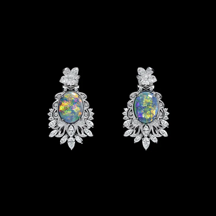 Résille Dearest Dior 黑色蛋白石耳環，18K白金、鉑金、黑色蛋白石主石各3.60與3.40克拉，鑽石。品牌提供