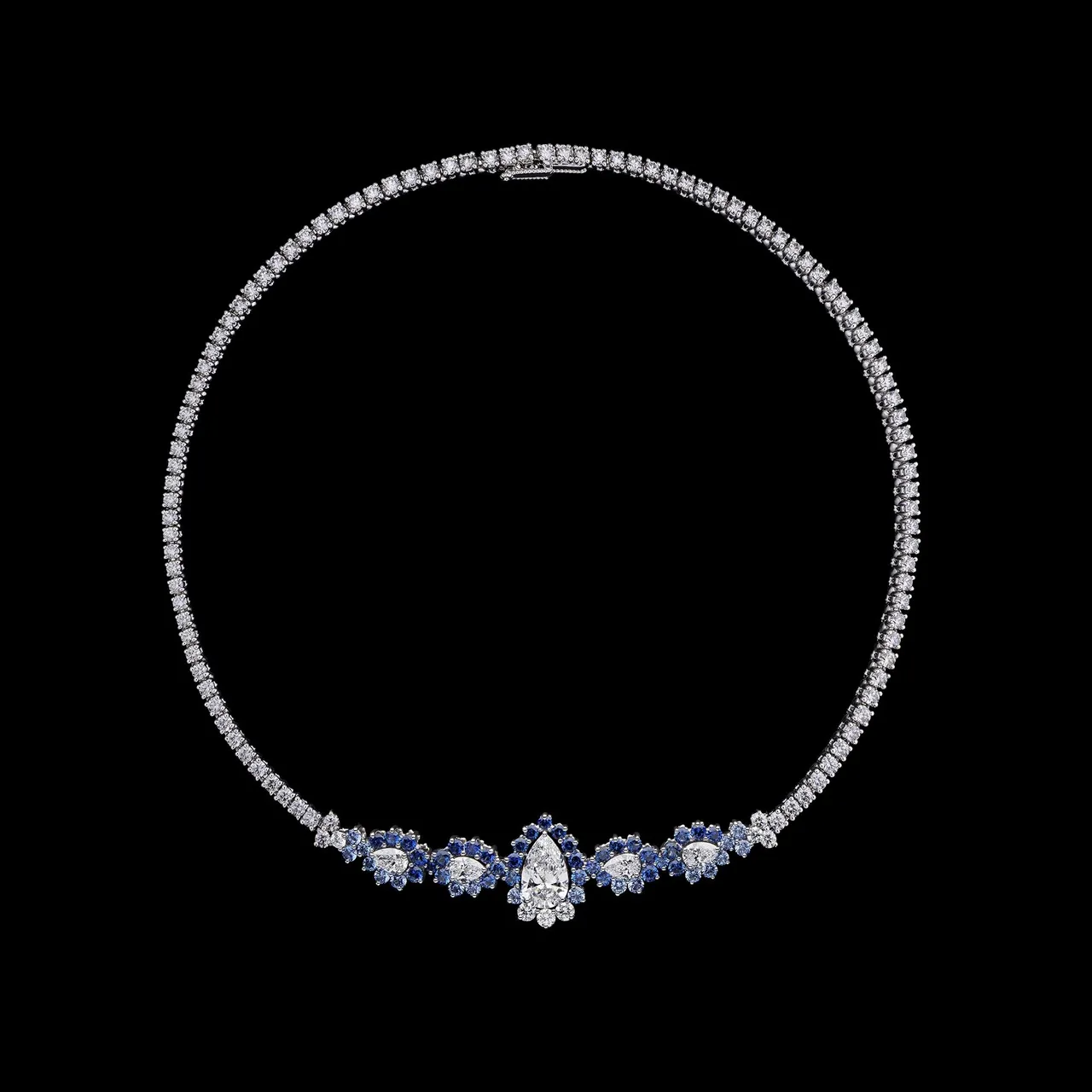 Les Jardins de la Couture Très Cher藍寶鑽石項鍊，18K白金、主鑽2.50克拉、藍寶石。品牌提供