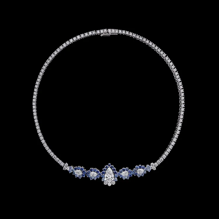 Les Jardins de la Couture Très Cher藍寶鑽石項鍊，18K白金、主鑽2.50克拉、藍寶石。品牌提供