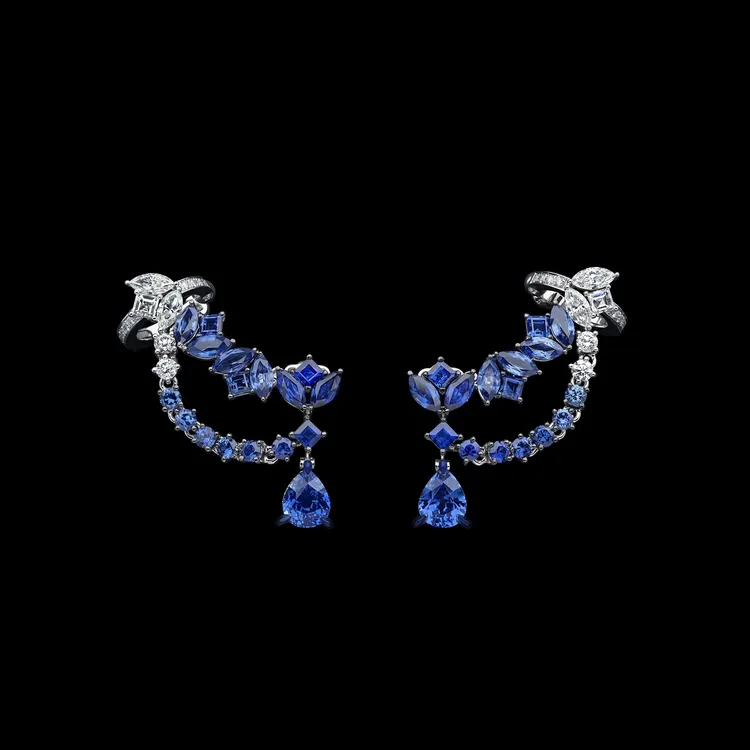 Dior Délicat 藍寶鑽石耳環，18K白金、藍寶主石各2.18與2.09克拉、鑽石、藍寶、藍漆。品牌提供